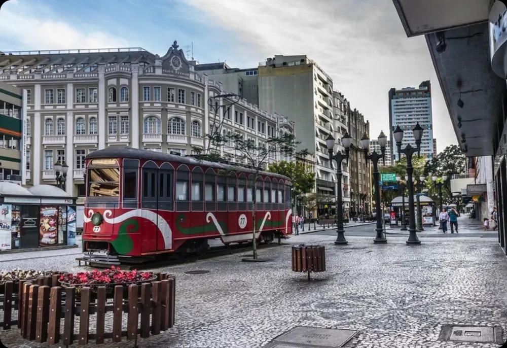 Bonde histórico em rua de paralelepípedos no centro de Curitiba