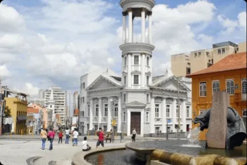Caminhar entre as ruas de pedra e casarios coloniais
