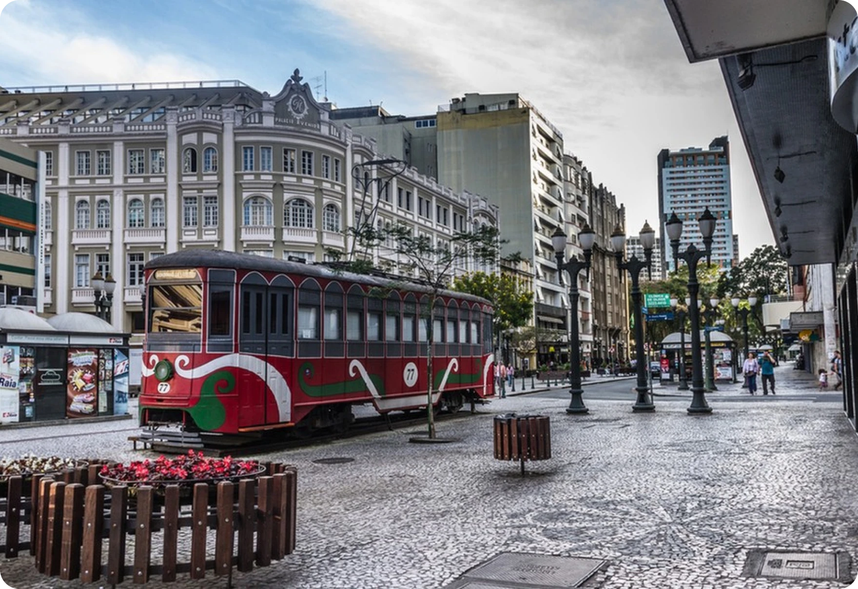 Bonde histórico em rua de paralelepípedos no centro de Curitiba